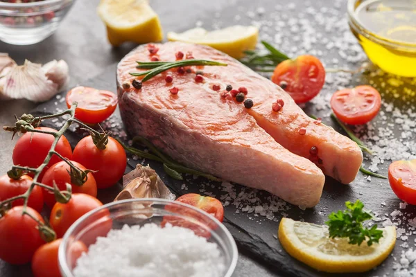 Salmón Fresco Crudo Con Condimentos Tomates Sobre Tabla Piedra — Foto de Stock