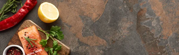 Pohled Surový Losos Peppercorny Petržel Dřevěné Řezací Desce Blízkosti Citrónu — Stock fotografie