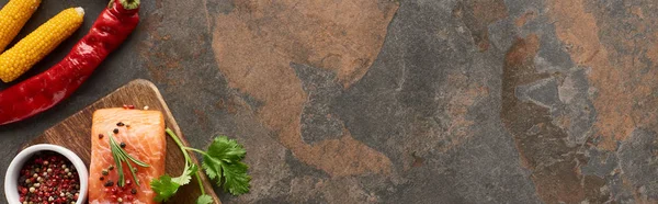 Κορυφαία Θέα Του Ακατέργαστου Φρέσκου Σολομού Φιλέτο Ξύλινο Πίνακα Κοπής — Φωτογραφία Αρχείου
