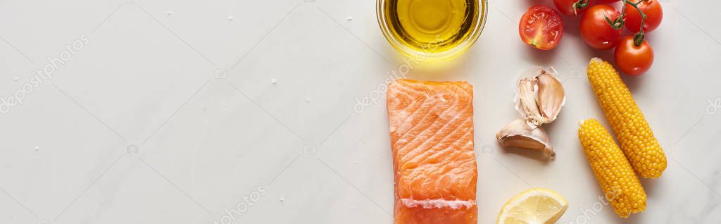 Top view of raw salmon steak near lemon, corn, tomatoes, garlic, oil and peppercorns in bowls on marble table, panoramic shot — Stock Image Top View Raw Salmon Steak Lemon Corn Tomatoes Garlic Oil Royalty Free Stock Images