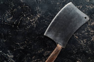 siyah mermer yüzeyde kasap bıçağı üst görünümü