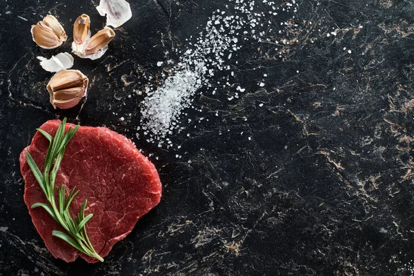 대리석 표면에 로즈마리 소금을 곁들인 생고기 스테이크의 — 스톡 사진