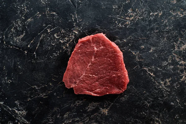 Vista Superior Bife Carne Crua Superfície Mármore Preto — Fotografia de Stock