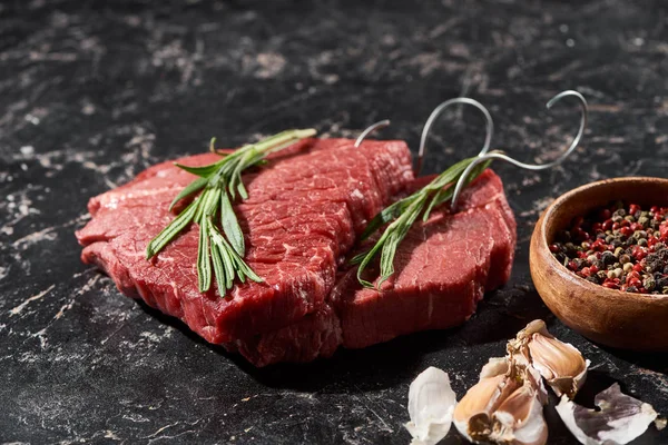 Steaky Syrového Masa Rozmarnými Větvičky Malé Misce Pepercorny Česnekem Povrchu — Stock fotografie