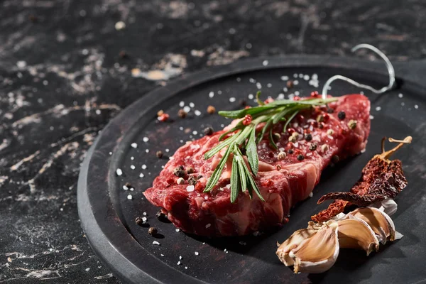 Nyers Hús Steak Rozmaringos Gallát Megszórva Sóval Borssal Fokhagyma Közelében — Stock Fotó