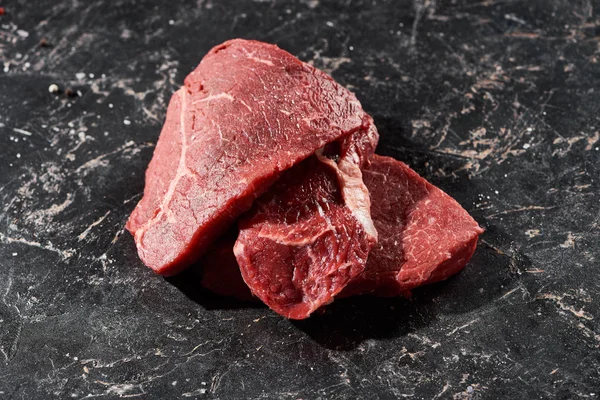 Raw Beef Steaks One Each Other Black Marble Surface — Stock Photo, Image