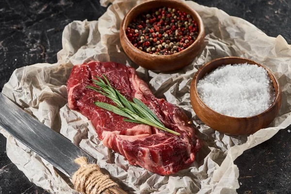 Steak Syrového Hovězího Masa Poblíž Nože Dřevěné Mísy Solí Pepřem — Stock fotografie