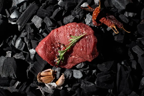 Vue Dessus Steak Boeuf Cru Romarin Sel Poivre Près Des — Photo