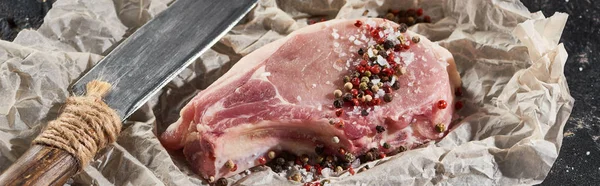 Panoramatický Výsek Surového Vepřových Steaků Posypané Solí Peppercorny Blízko Nože — Stock fotografie