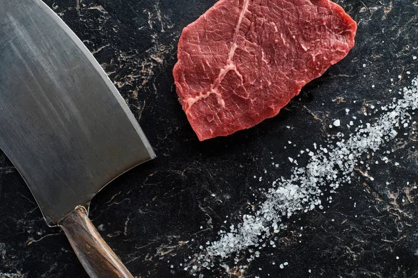 Top View Uncooked Beef Sirloin Knife Scattered Salt Black Marble — Stock Photo, Image