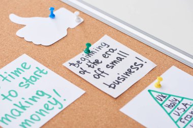 iş notları ve mantar ofis panosunda sabitlenmiş işareti gibi kartları
