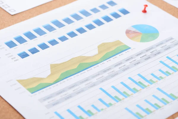 Papier Diagramami Przypiętymi Płycie Biurkowej Korka — Zdjęcie stockowe