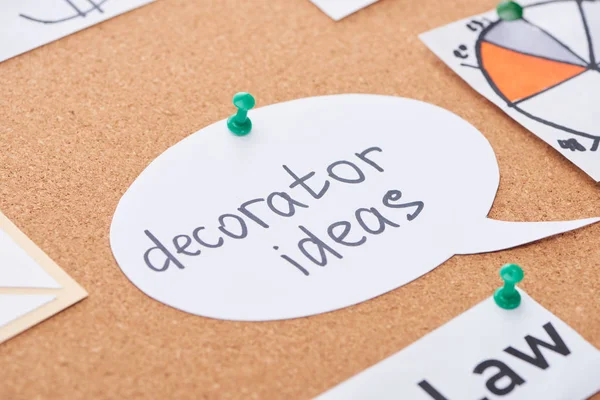 Papieren Kaart Met Decorateur Ideeën Belettering Vastgemaakt Cork Office Board — Stockfoto