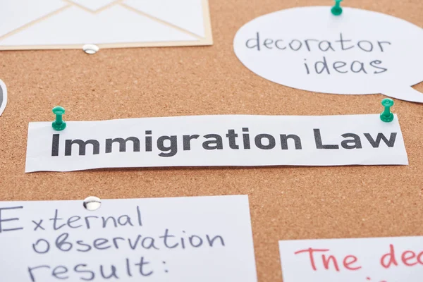 Papieren Kaarten Met Decorateur Ideeën Immigratierecht Teksten Vastgemaakt Cork Office — Stockfoto