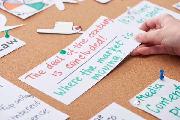 Vue Recadrée Carte Épingler Femme Avec Des Notes Épinglées Sur — Photo