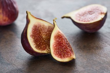 taş arka plan üzerinde olgun kesilmiş lezzetli incir görünümüne yakın