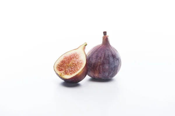 Figues Entières Mûres Coupées Délicieuses Sur Fond Blanc — Photo