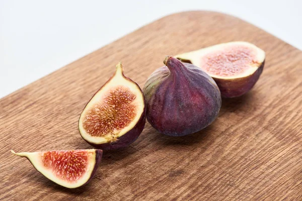 Figues Entières Mûres Coupées Délicieuses Sur Planche Découper Bois Isolé — Photo