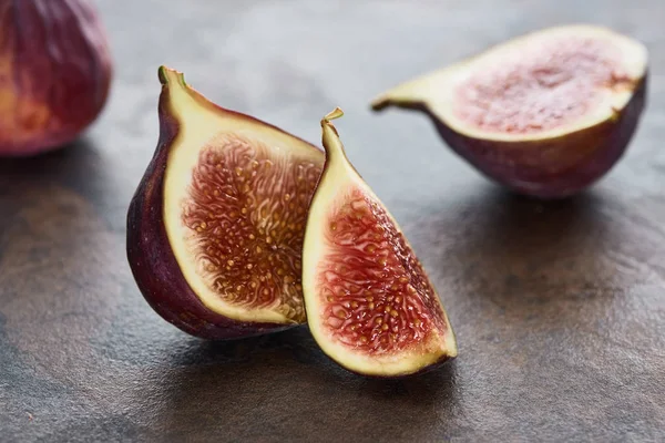 taş arka plan üzerinde olgun kesilmiş lezzetli incir görünümüne yakın