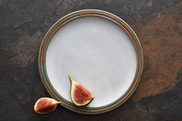 Top Zicht Rijp Gesneden Heerlijke Vijgen Ronde Witte Plaat Stenen — Stockfoto