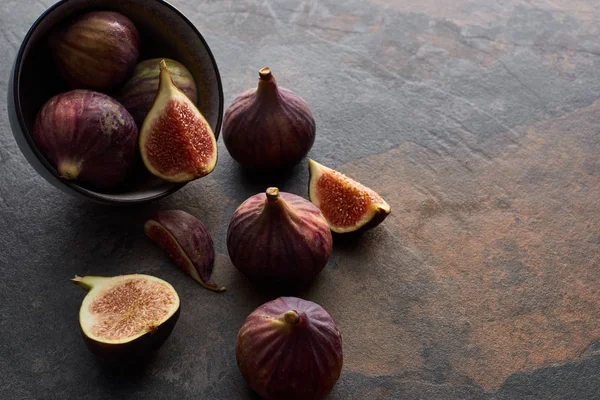 Ripe Whole Cut Delicious Figs Scattered Bowl Stone Background — Stock Photo, Image