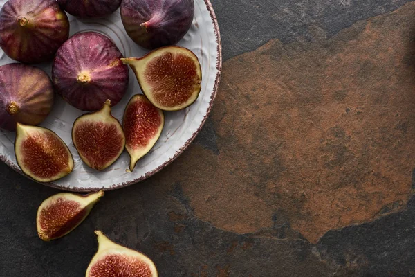 Top View Ripe Whole Cut Delicious Figs Plate Stone Background — Stock Photo, Image