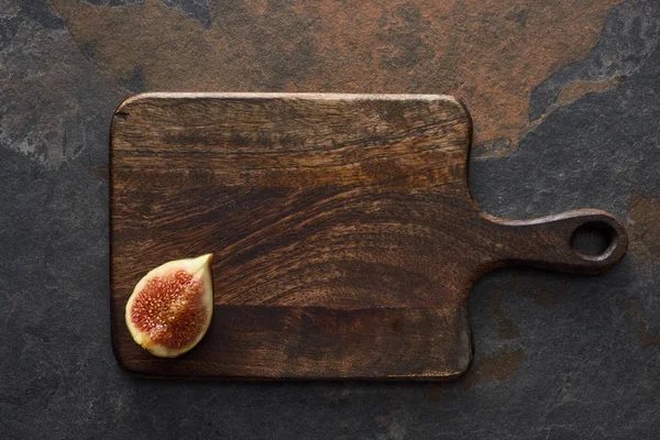 Top View Ripe Cut Delicious Fig Cutting Board Stone Background — Stock Photo, Image