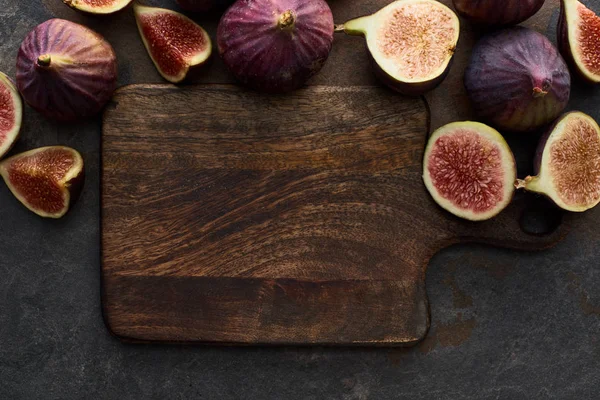 Top View Ripe Whole Cut Delicious Figs Cutting Board Stone — Stock Photo, Image