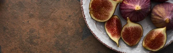 Panoramic Shot Ripe Whole Cut Delicious Figs Plate Stone Background — Stock Photo, Image
