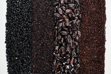çeşitli siyah fasulye, pirinç ve Quinoa beyaz izole üst görünümü