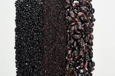 siyah fasulye ve pirinç beyaz izole üst görünümü