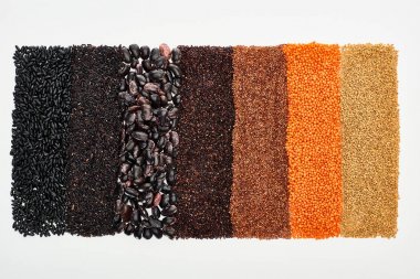 siyah fasulye, pirinç, Kinoa, karabuğday ve kırmızı mercimek üst görünümü beyaz izole