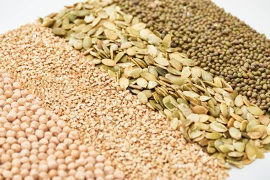 çiğ nohut, karabuğday, mung fasulye ve kabak çekirdeği beyaz izole