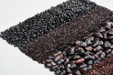 çeşitli siyah fasulye, Quinoa ve pirinç beyaz izole