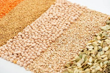 çiğ yeşil karabuğday, nohut, mercimek ve kabak çekirdeği beyaz izole