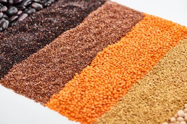 siyah Quinoa, karabuğday, mercimek ve fasulye beyaz izole