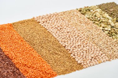 pişmemiş kırmızı mercimek, karabuğday, nohut, maash ve kabak çekirdeği beyaz izole