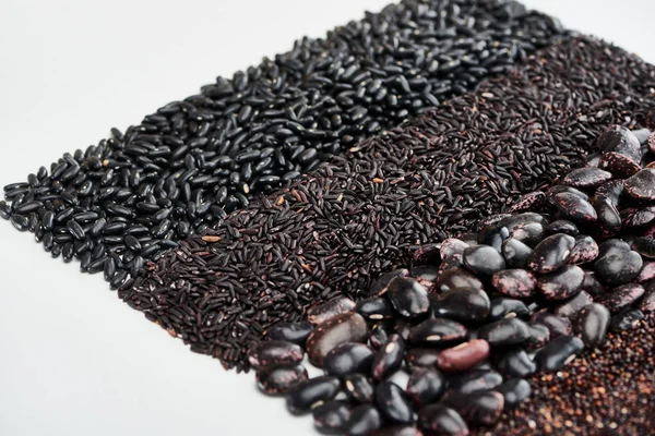 Berbagai Macam Kacang Hitam Quinoa Dan Beras Terisolasi Atas Putih — Stok Foto