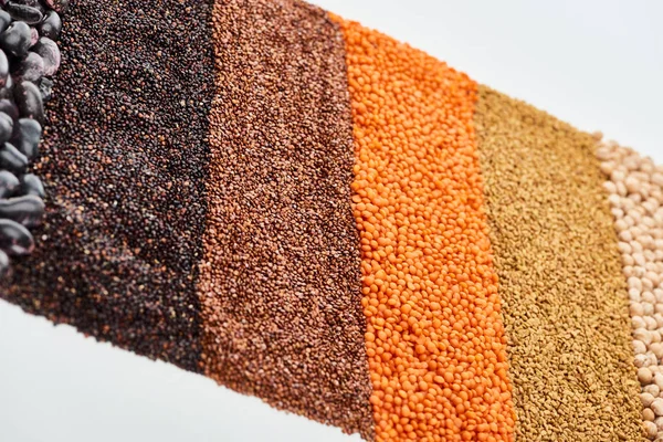 Rohe Rote Linsen Buchweizen Quinoa Und Kichererbsen Isoliert Auf Weiß — Stockfoto