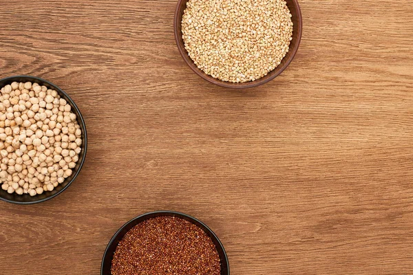 Top Zicht Kommen Met Quinoa Kikkererwten Houten Oppervlak — Stockfoto