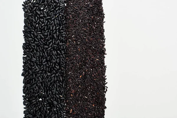 Draufsicht Auf Kleine Schwarze Bohnen Und Reis Isoliert Auf Weißen — Stockfoto