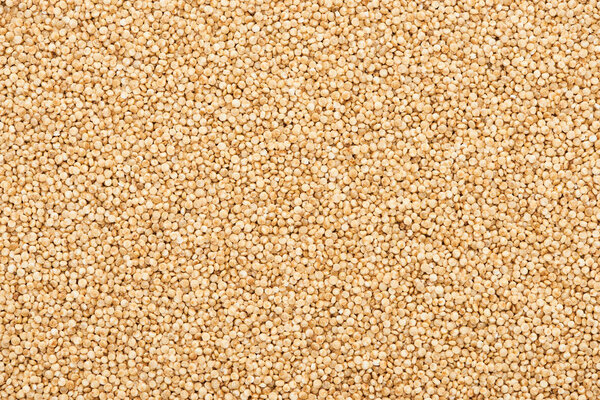 вид сверху на сырые семена органического белого киноа
 