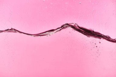 damla ve kabarcıklar ile pembe arka plan üzerinde dalgalı berrak tatlı su