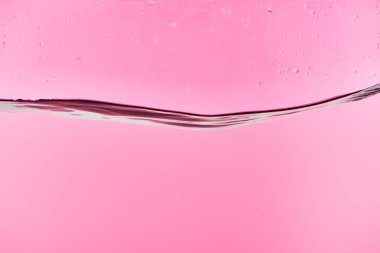 damla ile pembe arka plan üzerinde dalgalı tatlı su