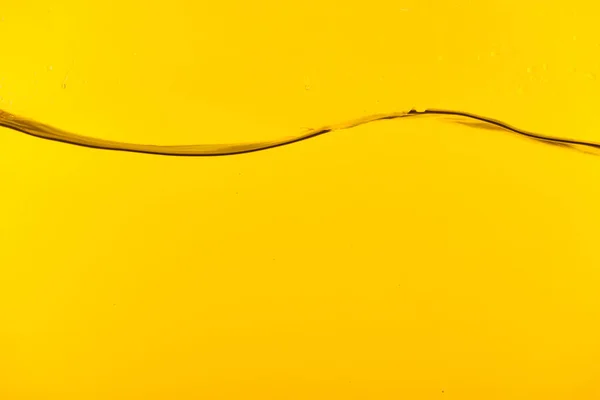 Água Fresca Clara Ondulada Fundo Brilhante Amarelo — Fotografia de Stock