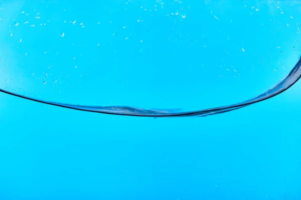 Agua Dulce Transparente Sobre Fondo Azul Con Gotas — Foto de Stock