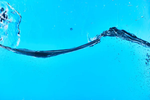 Agua Clara Ondulada Salpicadura Sobre Fondo Azul Con Gotas — Foto de Stock