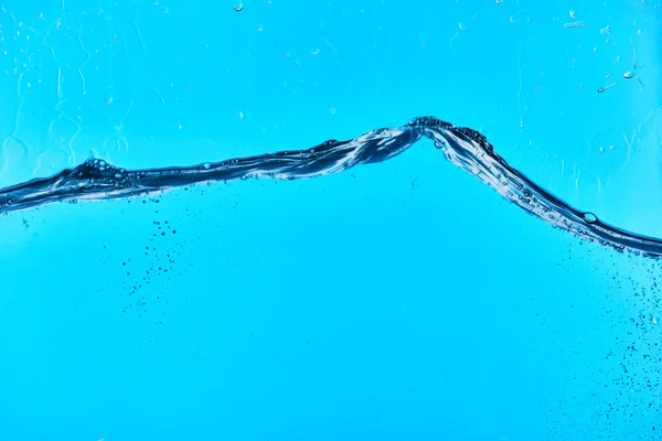 Agua Clara Ondulada Sobre Fondo Azul Con Gotas — Foto de Stock