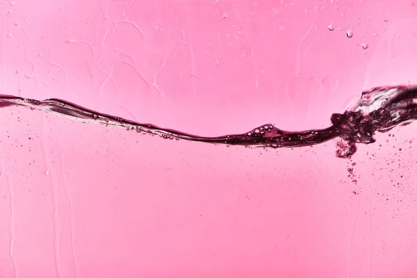 Agua Dulce Transparente Sobre Fondo Rosa Con Gotas — Foto de Stock