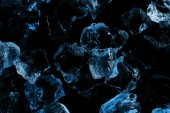 a fagyasztott jégkockák felülnézete a fekete színnel izolált kék világítással